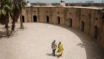 Dialo Diop et Ibrahim Paye, dit Jacky (à g.), deux anciens détenus, sont revenus sur les lieux de