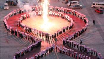 En Libye, une chaîne humaine imite le ruban rose, symbole de la lutte contre le cancer du sein.