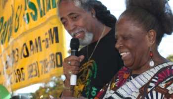 Des organisateurs du Kwanzaa Heritage Festival allument la traditionnelle