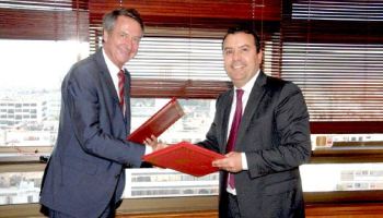 Anass Houir Alami, directeur général de la CDG (droite) et Ulrich Schröder, président du directoire de la KfW (gauche).
