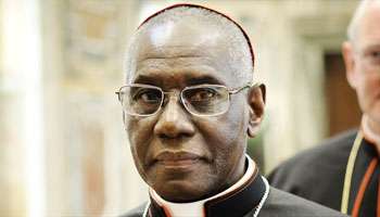 Ordonné archevêque à 34 ans, Mgr Robert Sarah fut le plus jeune prélat au monde.
