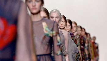 Très peu de diversité, sur le podium de Valentino, pendant la Fashion Week de Paris.