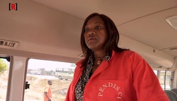Aïssatou Cissé dans un des bus de sa compagnie Pendis-CI.