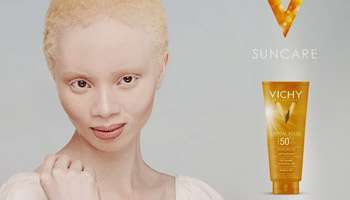 Détail d'une publicité avec la mannequin sud-africaine Thando Hopa.
