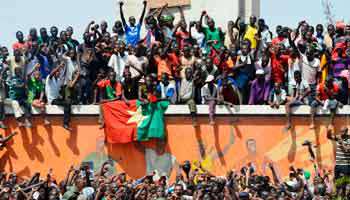 Le 31 octobre, à Ouagadougou, les manifestants laissent éclater leur joie.
