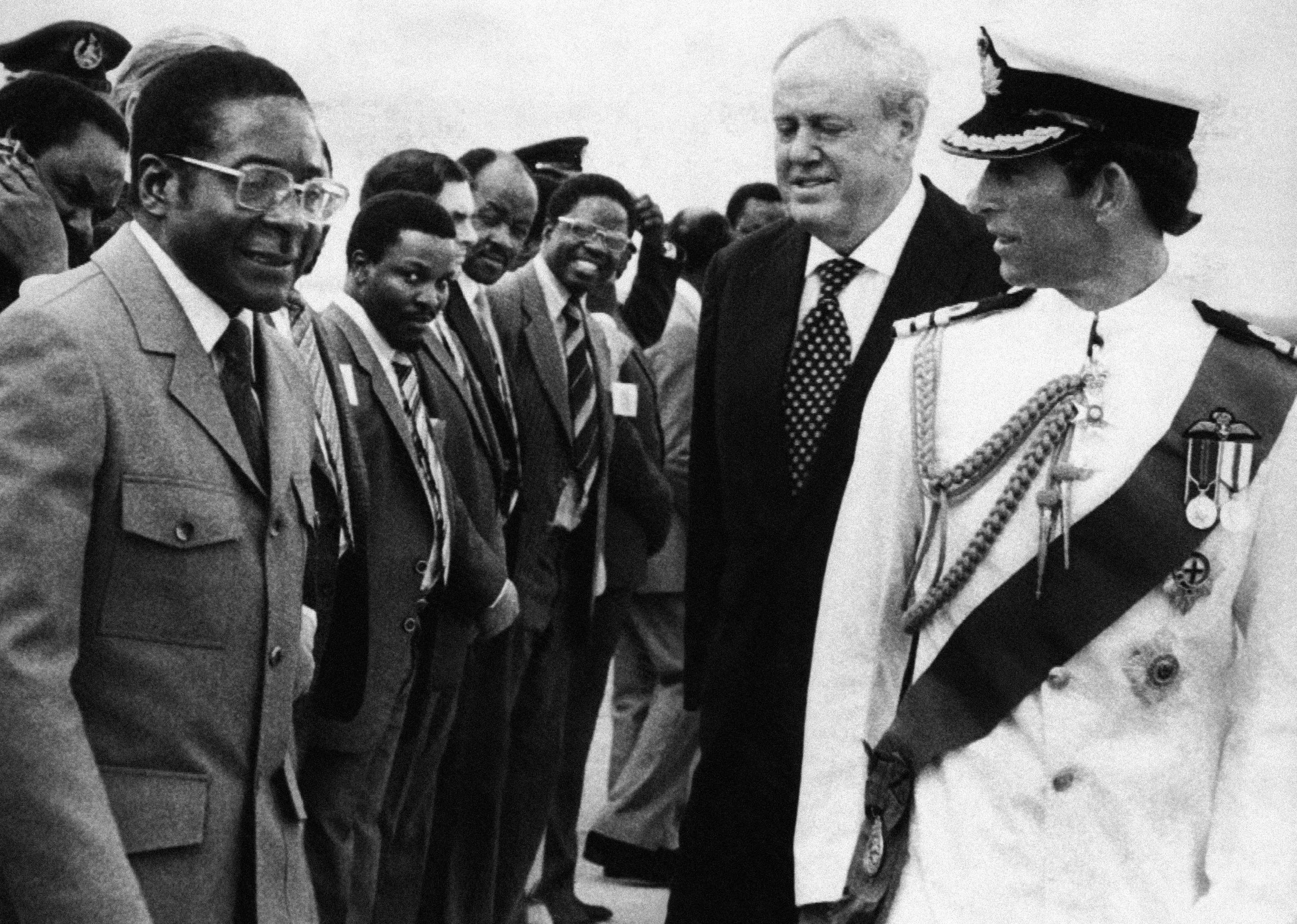 Le prince Charles (droite), le Premier ministre Robert Mugabe (gauche) et le gouverneur britannique Christopher Soames à Salisbury, le 17 avril 1980.