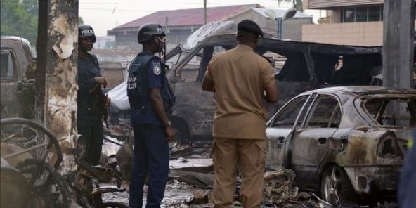 Des véhicules brûlés dans la station-service de la Ghana Oil Company, où l’incendie a fait plus de 150 morts.