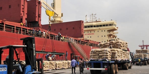 Embarquement du cacao au port d’Abidjan.