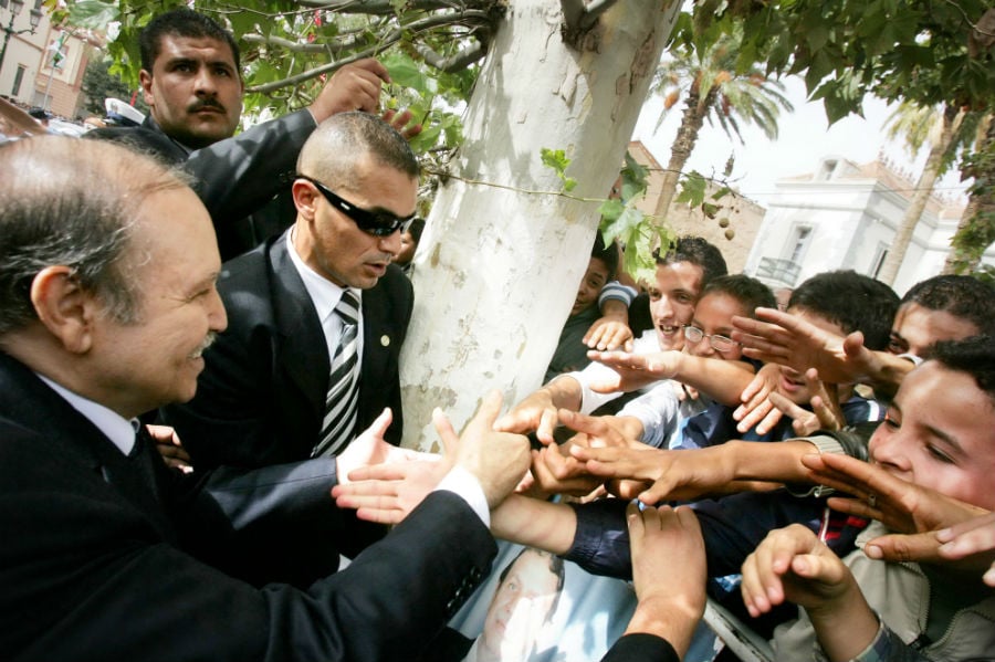 Le président Bouteflika saluant la foule lors d'une visite à Tlemcen, le 12 octobre 2008.