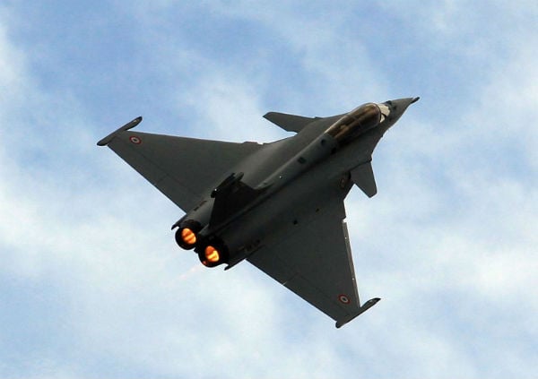 Démonstration de vol de l'avion Rafale.