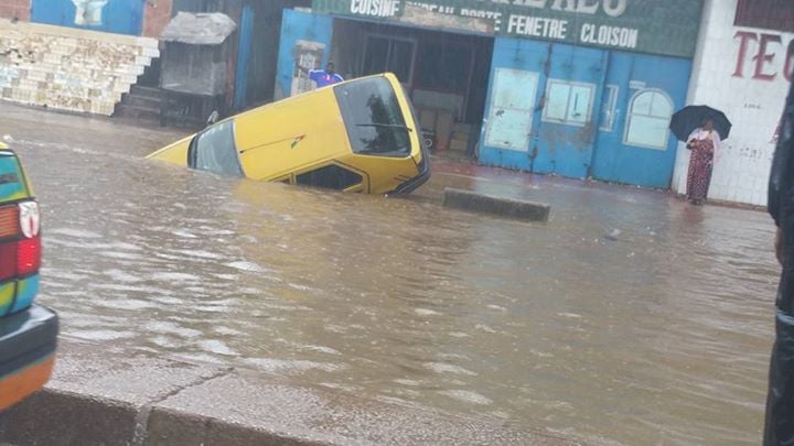 Une voiture emportée par les eaux dans le quartier Minière (commune de Dixinn), à Conakry, lundi 27 juillet. © Facebook Abdoulaye Condé
