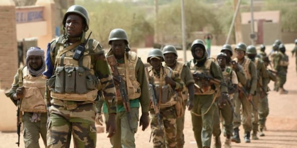 Des soldats maliens accompagnés de militaires français, le 3 juin 2015 dans la région de Tombouctou.