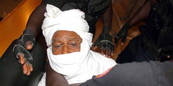 Hissène Habré amené de force à l'ouverture de son procès, le 20 juillet 2015 à Dakar.