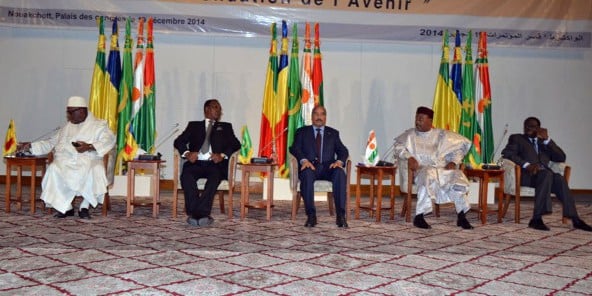 De gauche à droite, les présidents du Mali, Ibrahim Boubacar Keita, du Tchad, Idriss Deby, de Mauritanie, Mohamed Ould Abdel Aziz, du Niger, Mahamadou Issoufou et du Burkina Fasso, Michel Kafando, sont réunis le 19 décembre 2014 à Nouakchott.