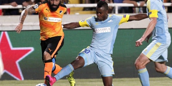 Foxi Kéthévoama (c.) du FC Astana face à l’Apoel Nicosie, en qualification pour la Ligue de Champions, le 25 août 2015 à Chypre.