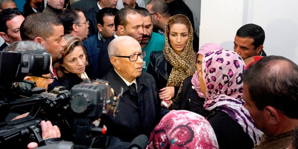 Le président Béji Caïd Essebsi avec les familles des victimes, le 24 novembre © Slim Abid/Presidency press service/AFP
