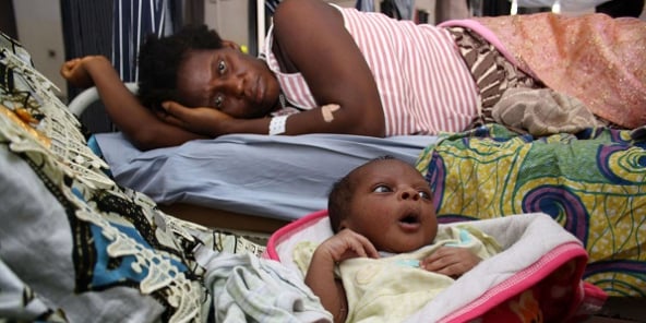 Une mère et son nouveau-né, dans une maternité de Freetown, en Sierra Leone en 2010.