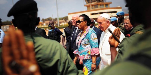 Catherine Samba-Panza au côté du pape François, le 30 novembre, à Bangui. La présidente de la transition a demandé « pardon » au nom des dirigeants ayant contribué à « la descente aux enfers » du pays.