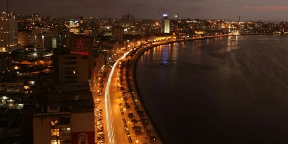 Vue de la capitale angolaise Luanda de nuit, ici le 30 octobre 2005.