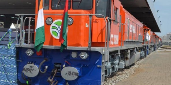 Sitarail est une filiale du Groupe Bolloré qui en détient 67 %, la Côte d’Ivoire et le Burkina en sont également actionnaires (15 % chacun).