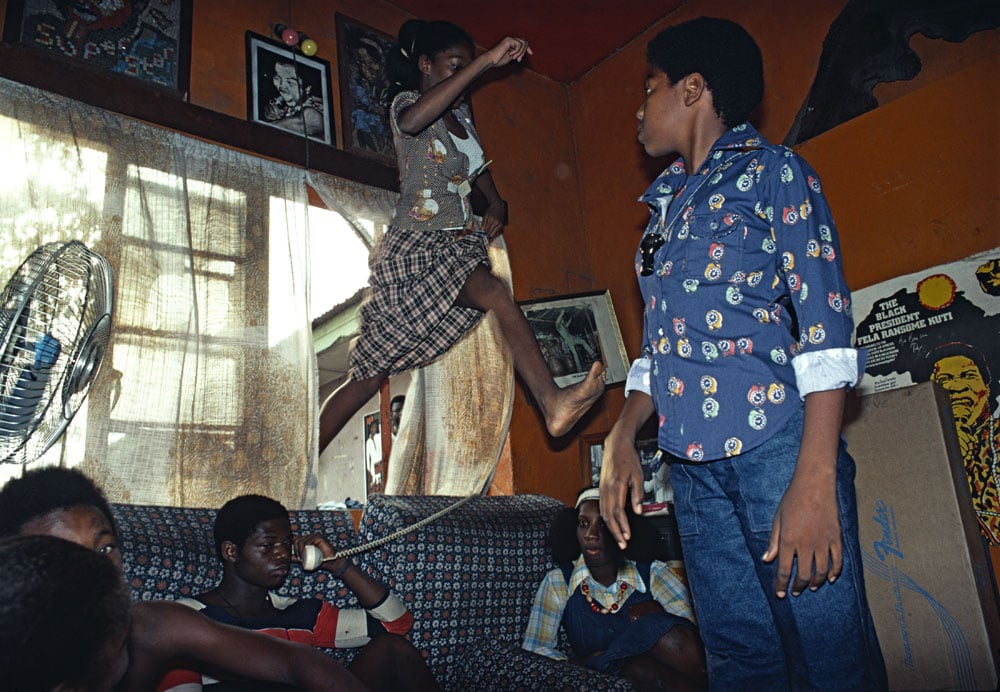 © Dans la maison du musicien Fela à Lagos en 1977. Bruno Barbey / Magnum Photos