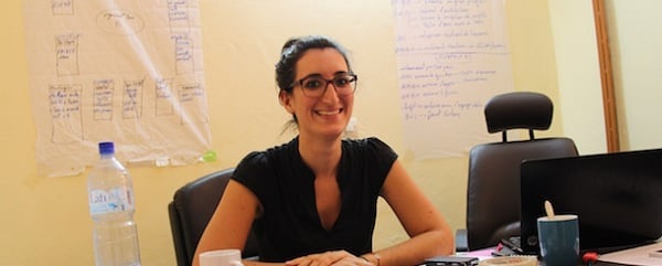 Lisa Barutel dans le bureau de la Fabrique à Ouagadougou. © La Fabrique