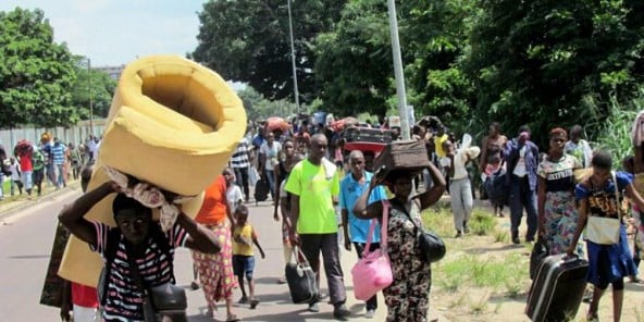 Des habitants fuient le sud de Brazzaville, théâtre de combats, le 4 avril 2016.