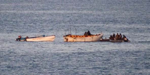 Une embarcation de pirates interceptée par une équipe de la frégate française le FS Nivôse, le 5 mars 2010 au large des côtes somaliennes.