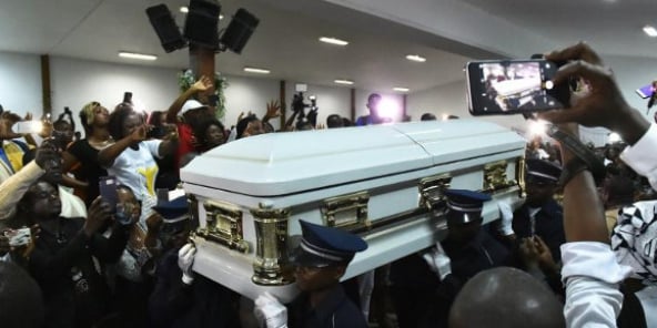 Des hommes portent le cercueil de Papa Wemba, le 27 avril 2016 à Abidjan.