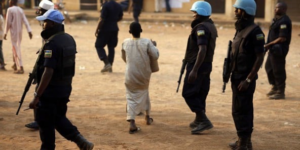 Des Casques bleus rwandais lors du dépouillement lors du second tour de la présidentielle à Bangui en février 2016.