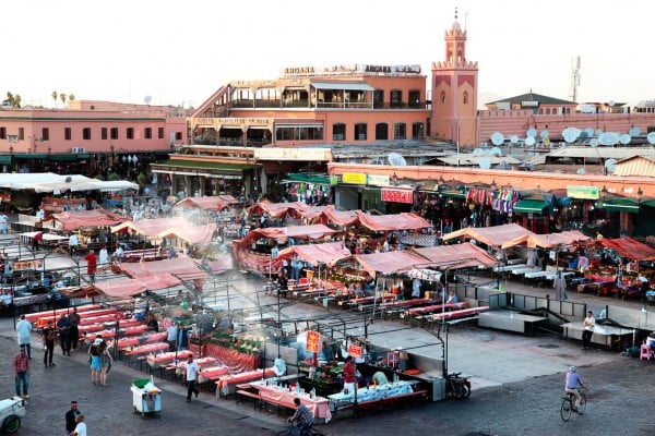 Cible d’un attentat en avril 2011, le Café Argana, place Jemaa-el-Fna, a rouvert ses portes en décembre 2015. © MARCO D’ANTONIO POUR J.A.