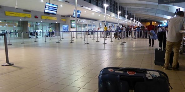 Hall d'embarquement de l'aéroport international Félix-Houphouët-Boigny à Abidjan, le 23 janvier 2016.