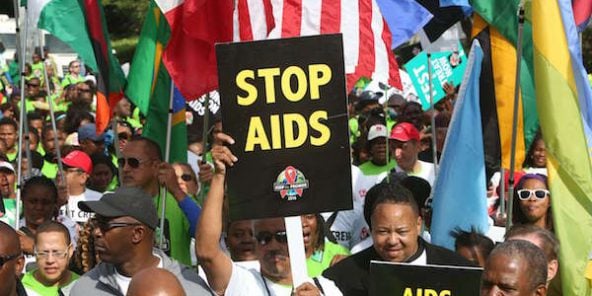 Des milliers de personnes défilent à Durban pour faire pression sur les participants à la 21e conférence internationale sur le sida qui s’ouvrait le 16 juillet 2016, en Afrique du Sud.