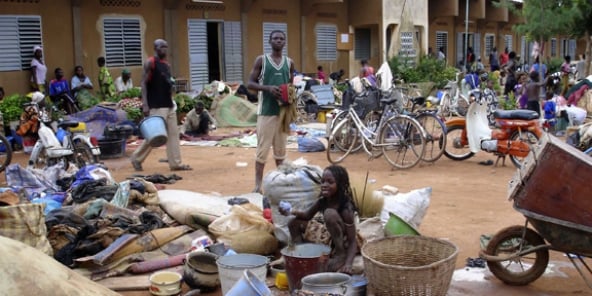 Des populations sinistrées relogées dans des salles de classe d'une école primaire à Ouagadougou en septembre 2009