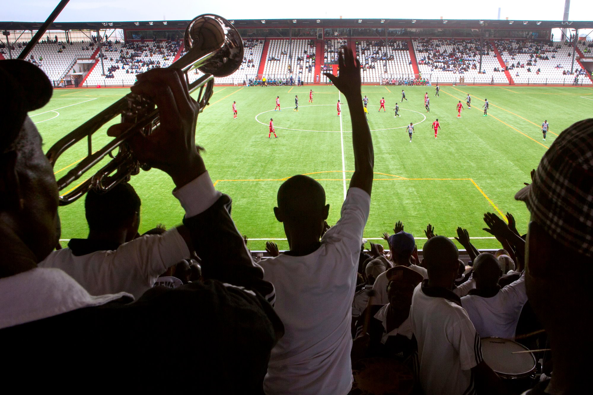 Des supporters du TP Mazembe lors d’un match contre le Lubumbashi Sport, au stade Mazembe, le 4 mars 2015. © Gwenn Dubourthoumieu pour JA