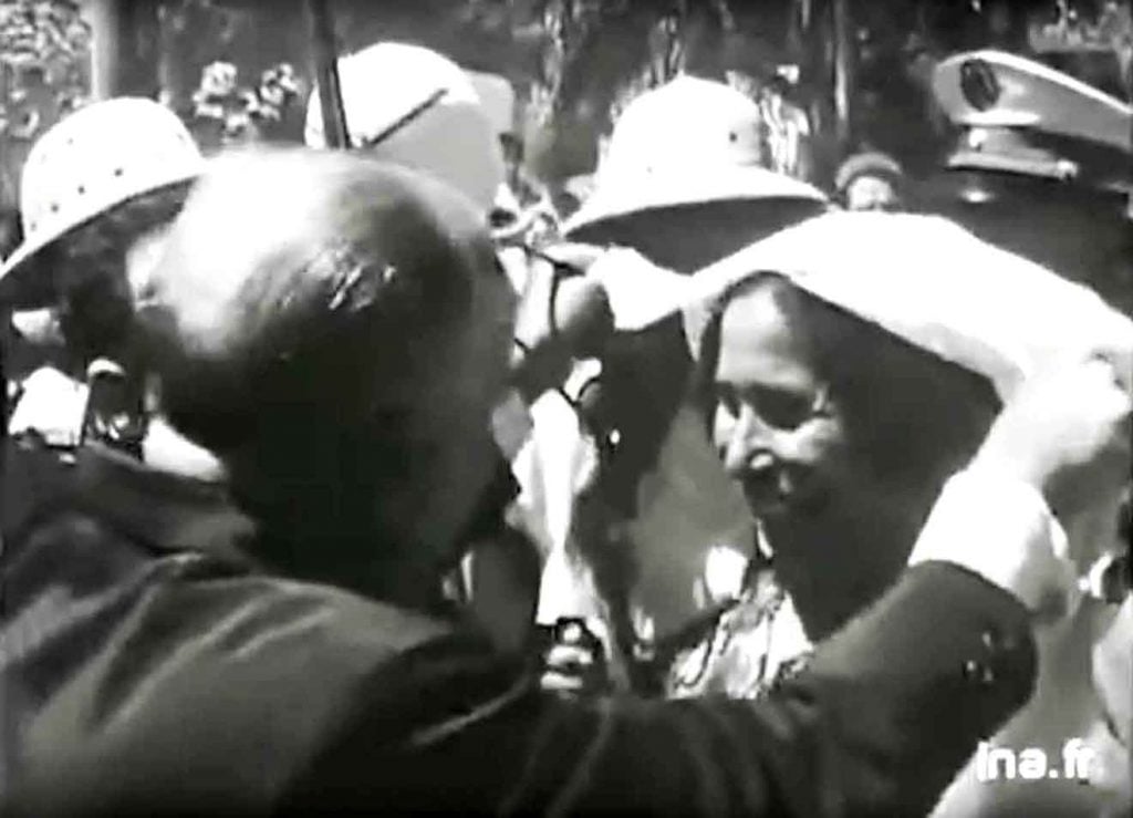 Bourguiba incitant par le geste une femme à retirer son voile, le 13 août 1966. © INA