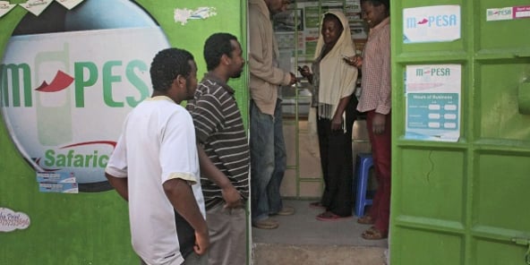 Des clients attendent devant un comptoir M-Pesa à Nairobi, en août 2011.