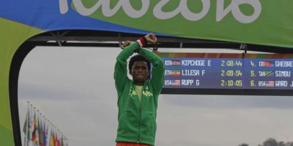 L'Étiopien Feyisa Lilesa, médaillé d'argent en marathon aux Jeux olympiques de Rio, le 21 août 2016.