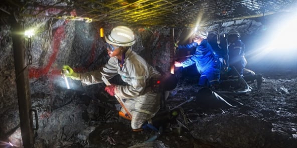 La croissance sud-africaine au deuxième trimestre 2016 a bénéficié du rebond de la production de platine. Vue d'une ouvrière de la mine de Dishaba, en Afrique du Sud.