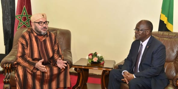 En visite en Tanzanie, Mohammed VI a été reçu par le président John Pombe Magufuli le 23 octobre 2016.