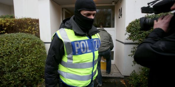 Un officier de police vient de perquisitionner un des 190 appartements visés par le vaste coup de filet orchestré par les autorités allemandes le 15 novembre 2016, à Bonn.