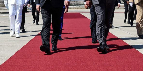 François Hollande et Mohammed VI à l’aéroport de Tanger, en 2015.