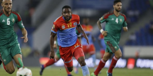 L’attaquant congolais Cédric Bakambu entre les internationaux marocains Ghanem Saiss, à gauche, et Manuel Trinidad, à droite, le 12 janvier 2017 à Oyem (Gabon).