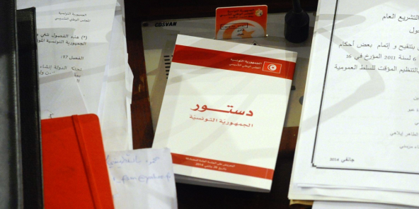 Une copie de la nouvelle Constitution tunisienne, sur un des bureaux de l'Assemblée, le 27 janvier 2014.