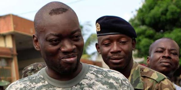 Issiaka 'Wattao' Ouattara dans un camp militaire à proximité d'Abidjan le 15 avril 2011.
