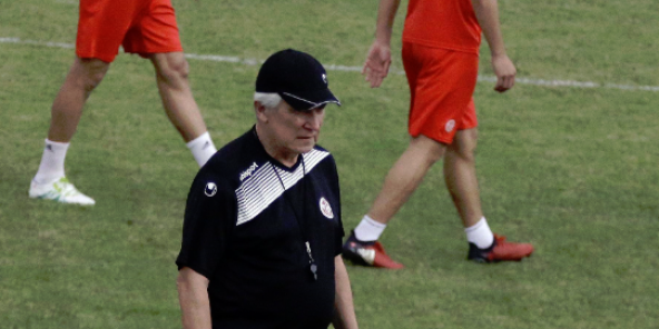 Le sélectionneur de la Tunisie, Henryk Kasperczak , et ses joueurs avant le match contre le Burkina Faso, le 27 janvier 2017.