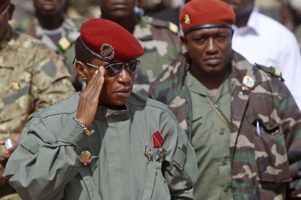 Aboubacar Sidiki Diakité (à dr.), dit Toumba Diakité, a été extradé vers la Guinée dimanche 12 mars 2017.