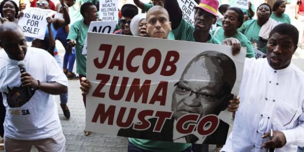 Manifestants à Pretoria, le 4 avril, après le limogeage du ministre des Finances, Pravin Gordhan.