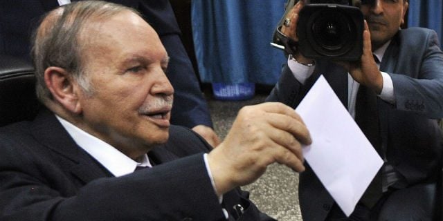 Le président algérien Abdelaziz Bouteflika vote lors des élections législatives le 4 mai 2017 à Alger.