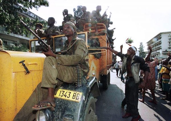 Scène de liesse lors de l’entrée des soldats de l’AFDL dans Kinshasa, le 18 mai 1997.